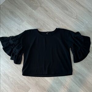 Aqua Bell Sleeve Top Lightweight ruffle detail
women’s large